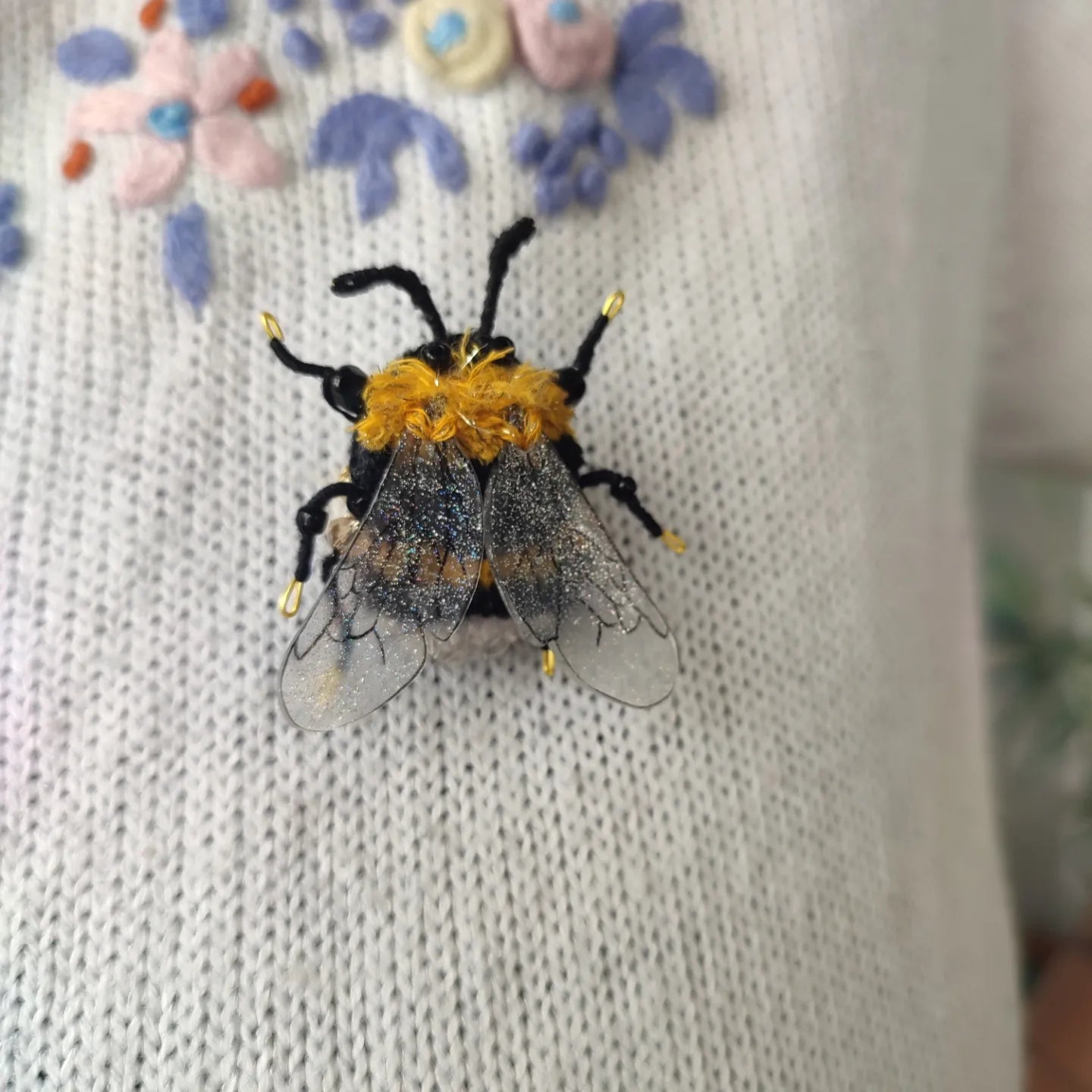 Broche abeille " fluffy peach"