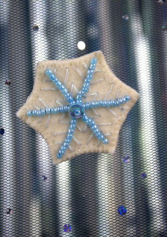 Pin's brodé " Pearly Snowflake"