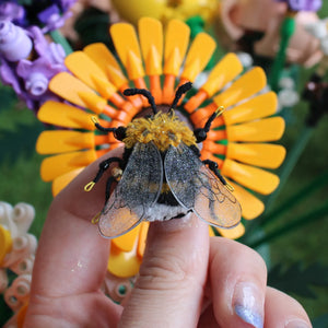 Broche abeille " fluffy peach"