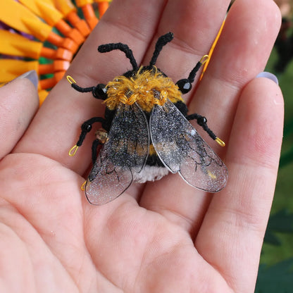 Broche abeille " fluffy peach"