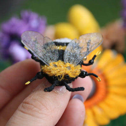 Broche abeille " fluffy peach"