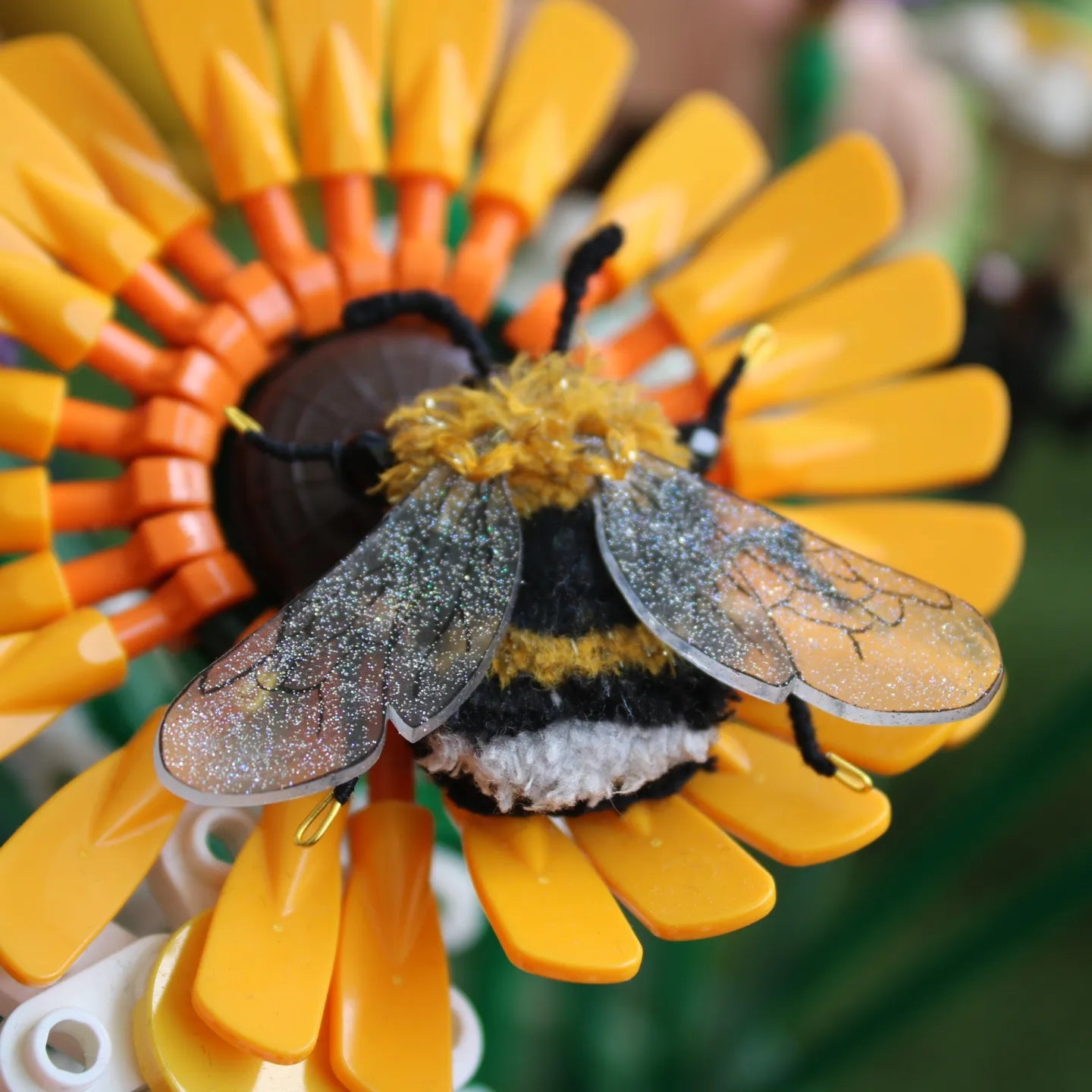 Broche abeille " fluffy peach"