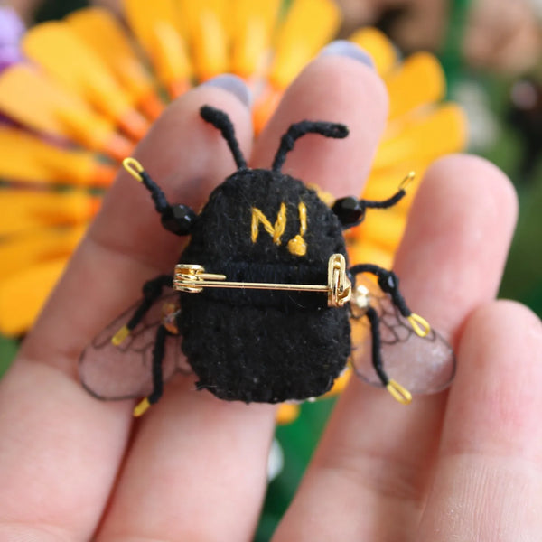 Broche abeille " fluffy peach"