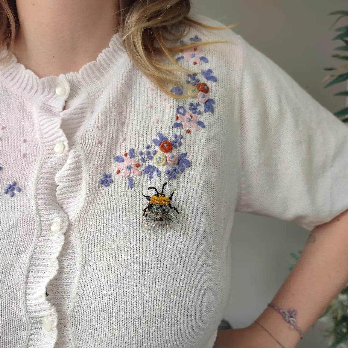 Broche abeille " fluffy peach"