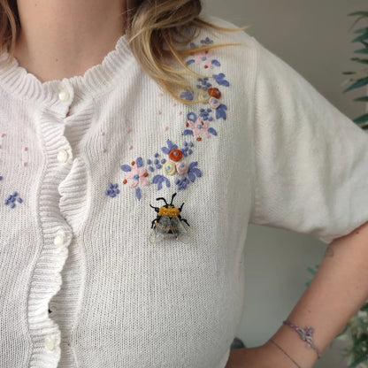 Broche abeille " fluffy peach"