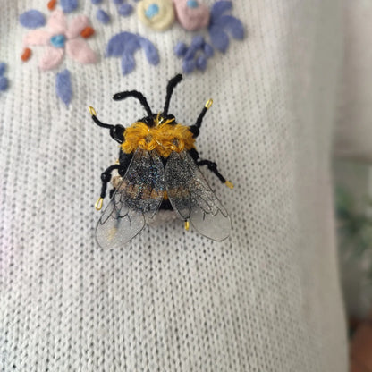 Broche abeille " fluffy peach"