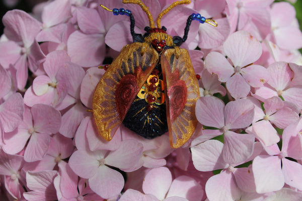 Broche scarabée " Coeur Sacré"