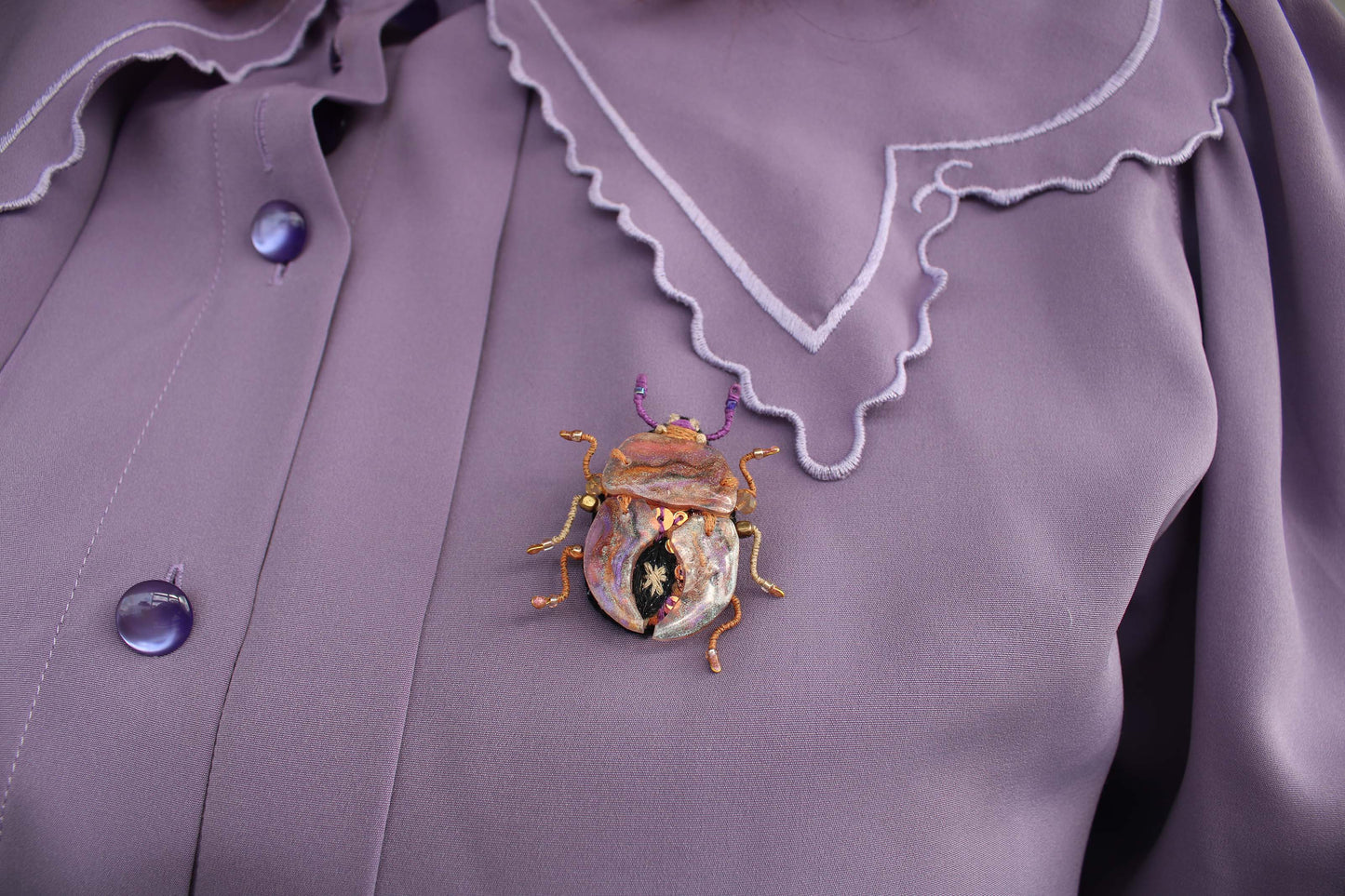 Broche scarabée " Gold Marble"