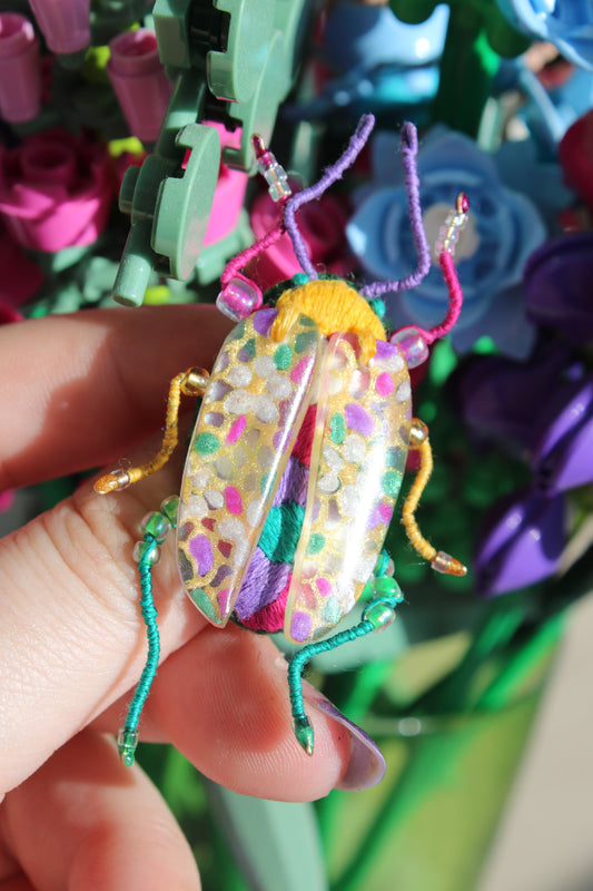 Broche scarabée "Windows lights"