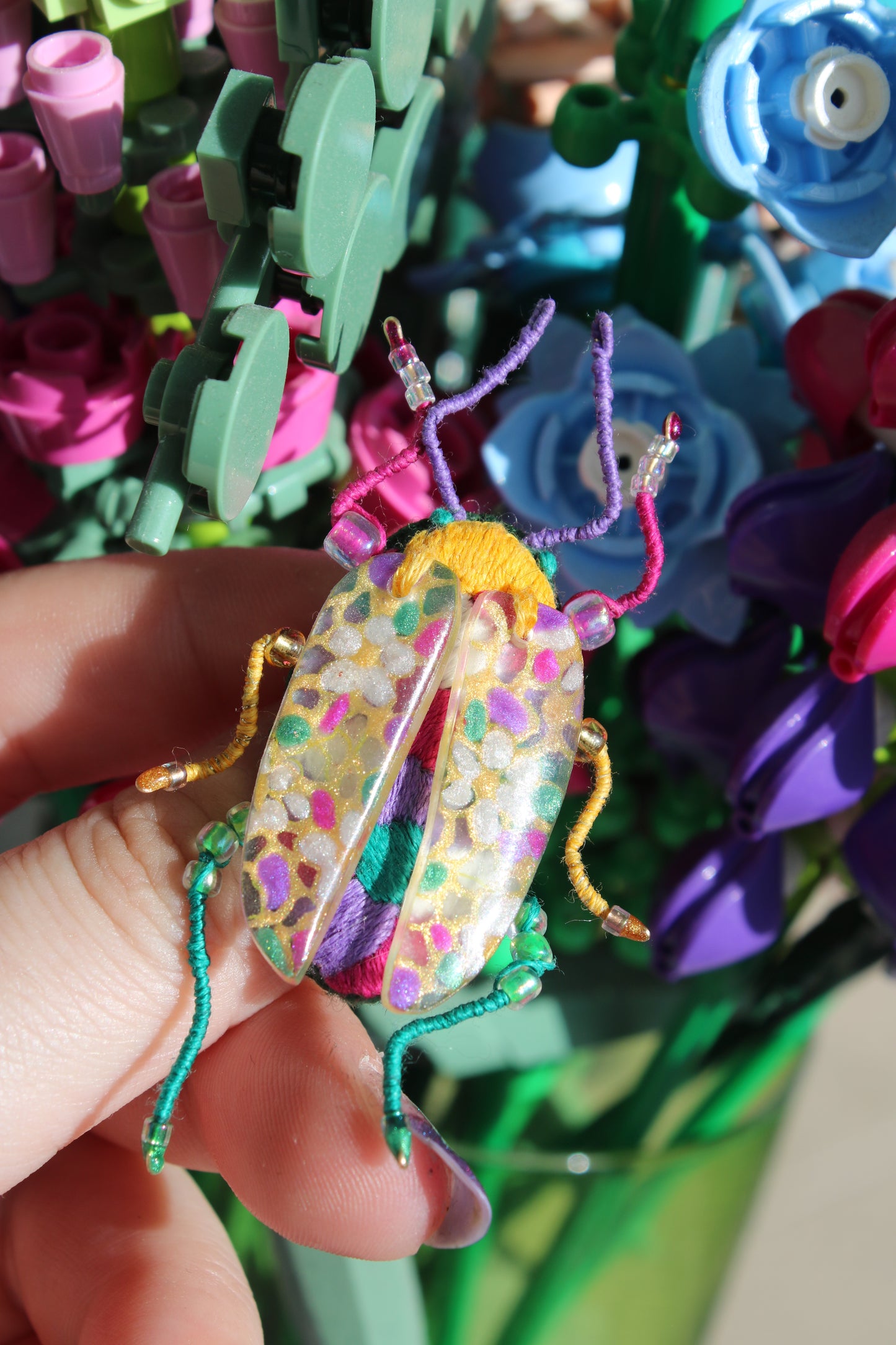 Broche scarabée "Windows lights"