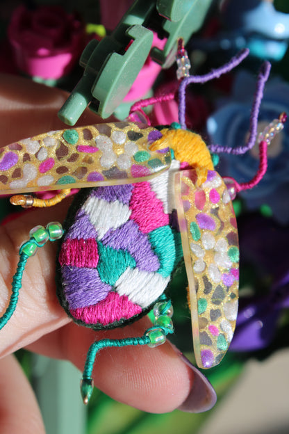 Broche scarabée "Windows lights"