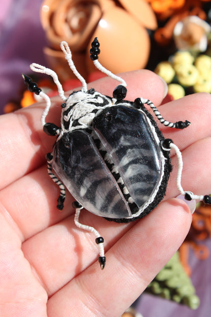 Broche scarabée "Skelton"