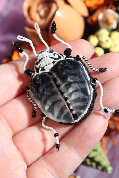 Broche scarabée "Skelton"