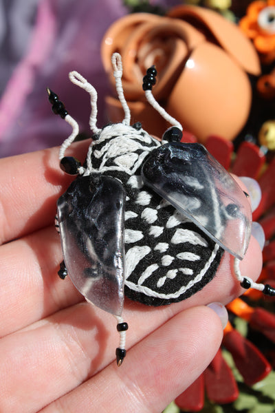 Broche scarabée "Skelton"