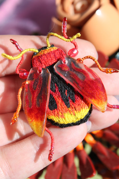 Broche scarabée " Cute fire"