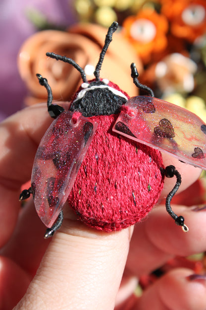 Broche scarabée "Ladybug"