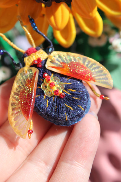 Broche scarabée " Coeur Sacré"