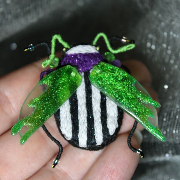 Broche scarabée "Beetlejuice"