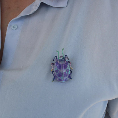 Broche scarabée "Shiny Hearts"