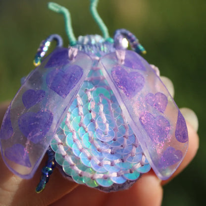 Broche scarabée "Shiny Hearts"