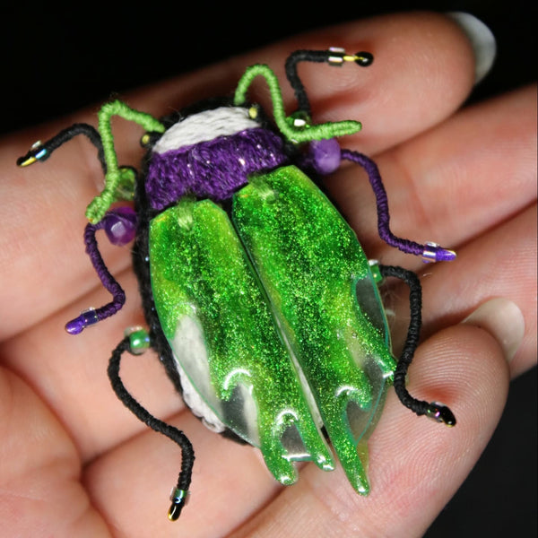 Broche scarabée "Beetlejuice"