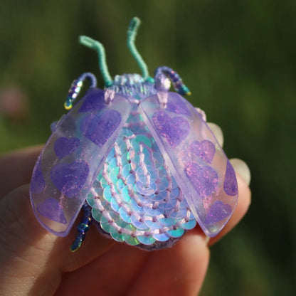 Broche scarabée "Shiny Hearts"