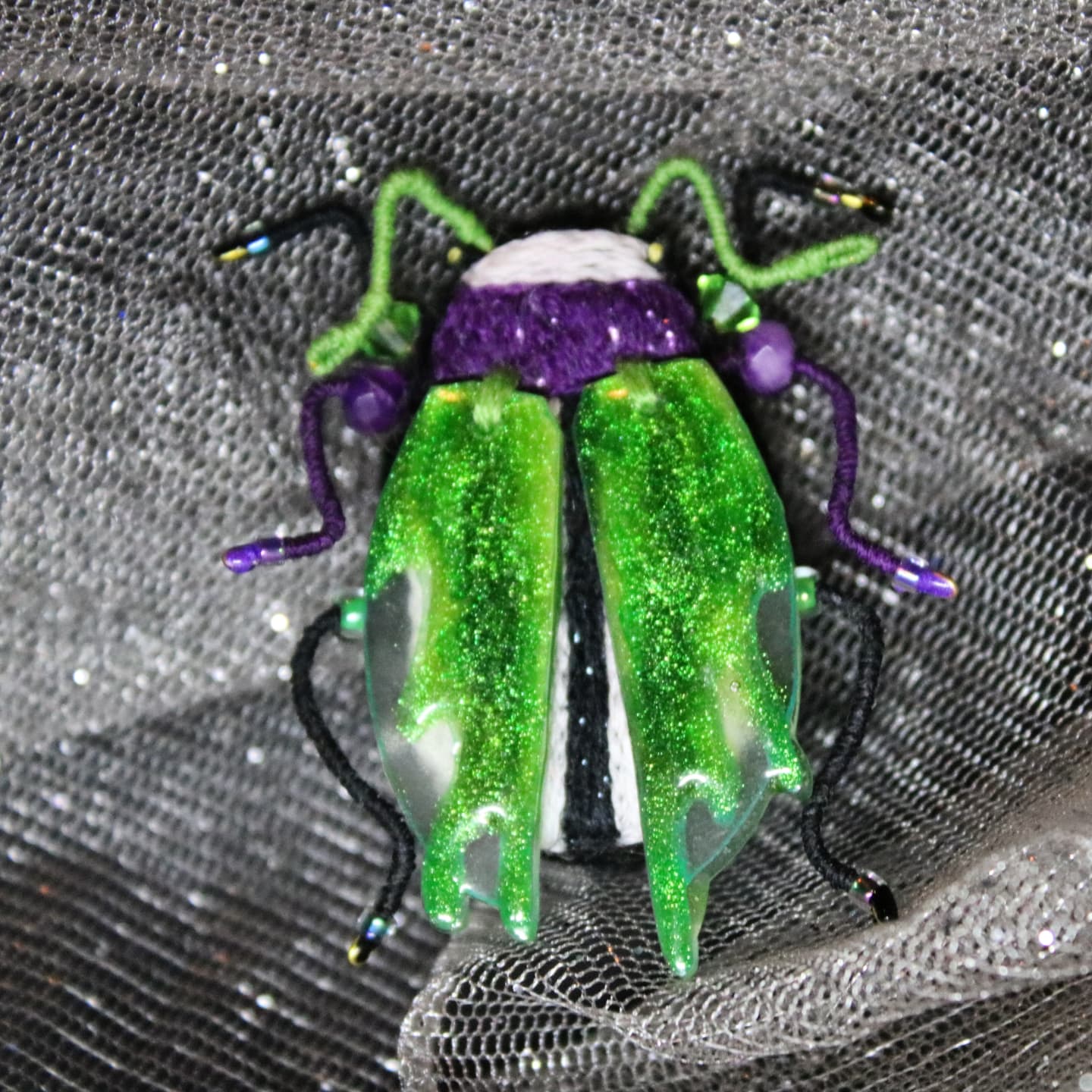 Broche scarabée "Beetlejuice"