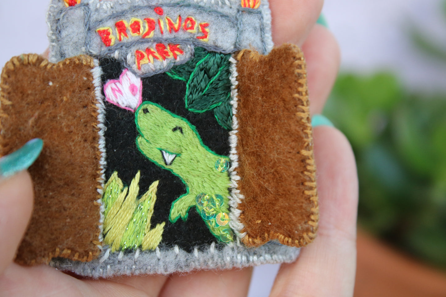 Broche "Brodinos Park"