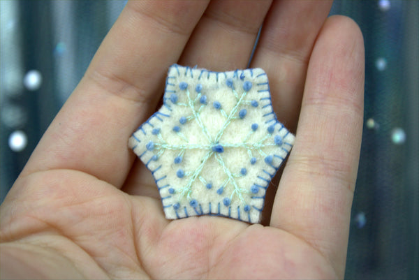 Pin's brodé "Blue Snowflakes"