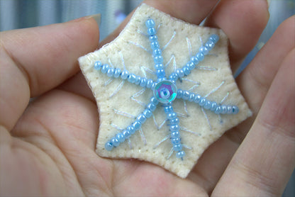 Pin's brodé " Pearly Snowflake"