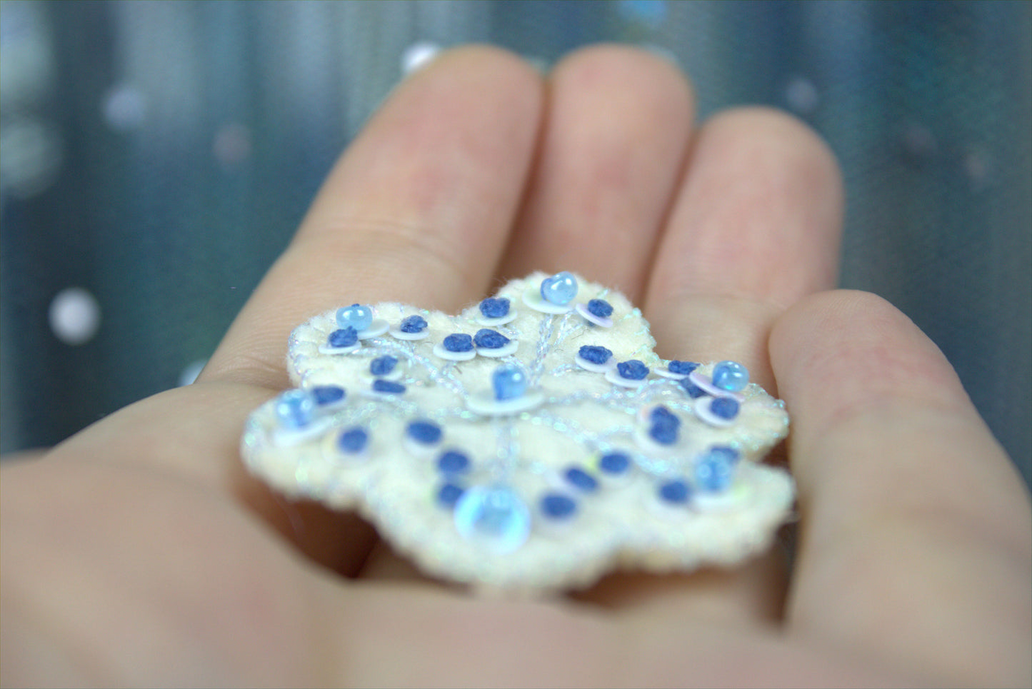 Pin's brodé " Pinky Snowflake"