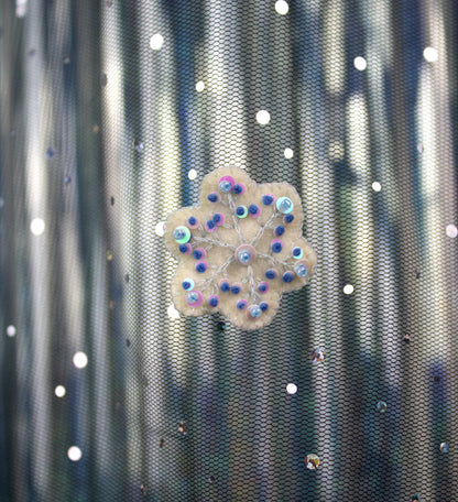 Pin's brodé " Pinky Snowflake"
