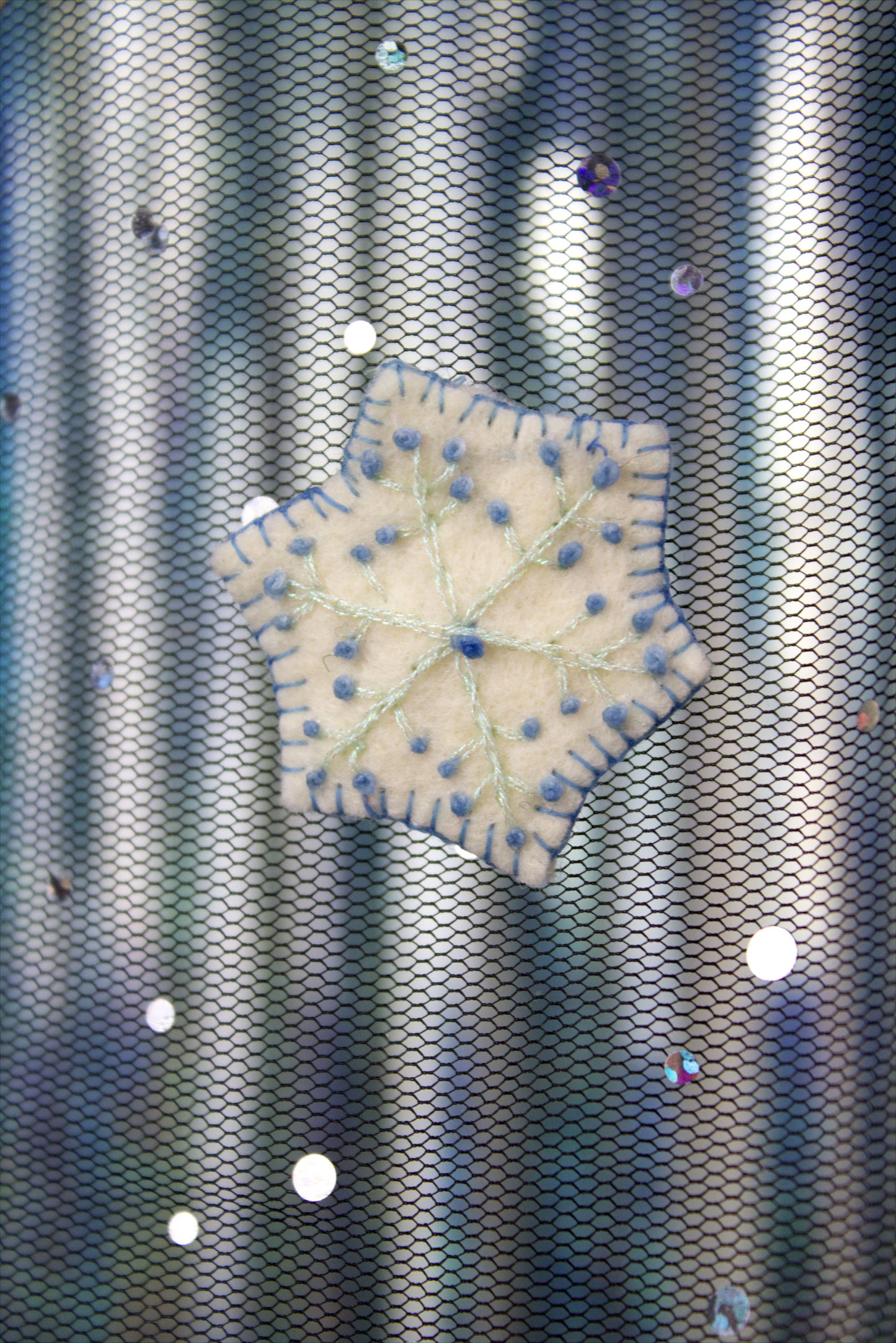 Pin's brodé "Blue Snowflakes"