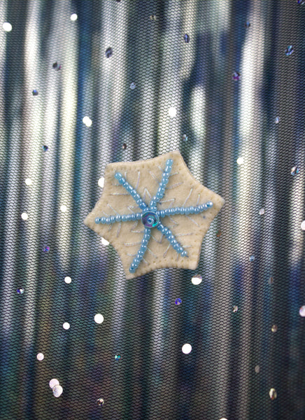 Pin's brodé " Pearly Snowflake"