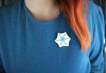 Pin's brodé " Pearly Snowflake"