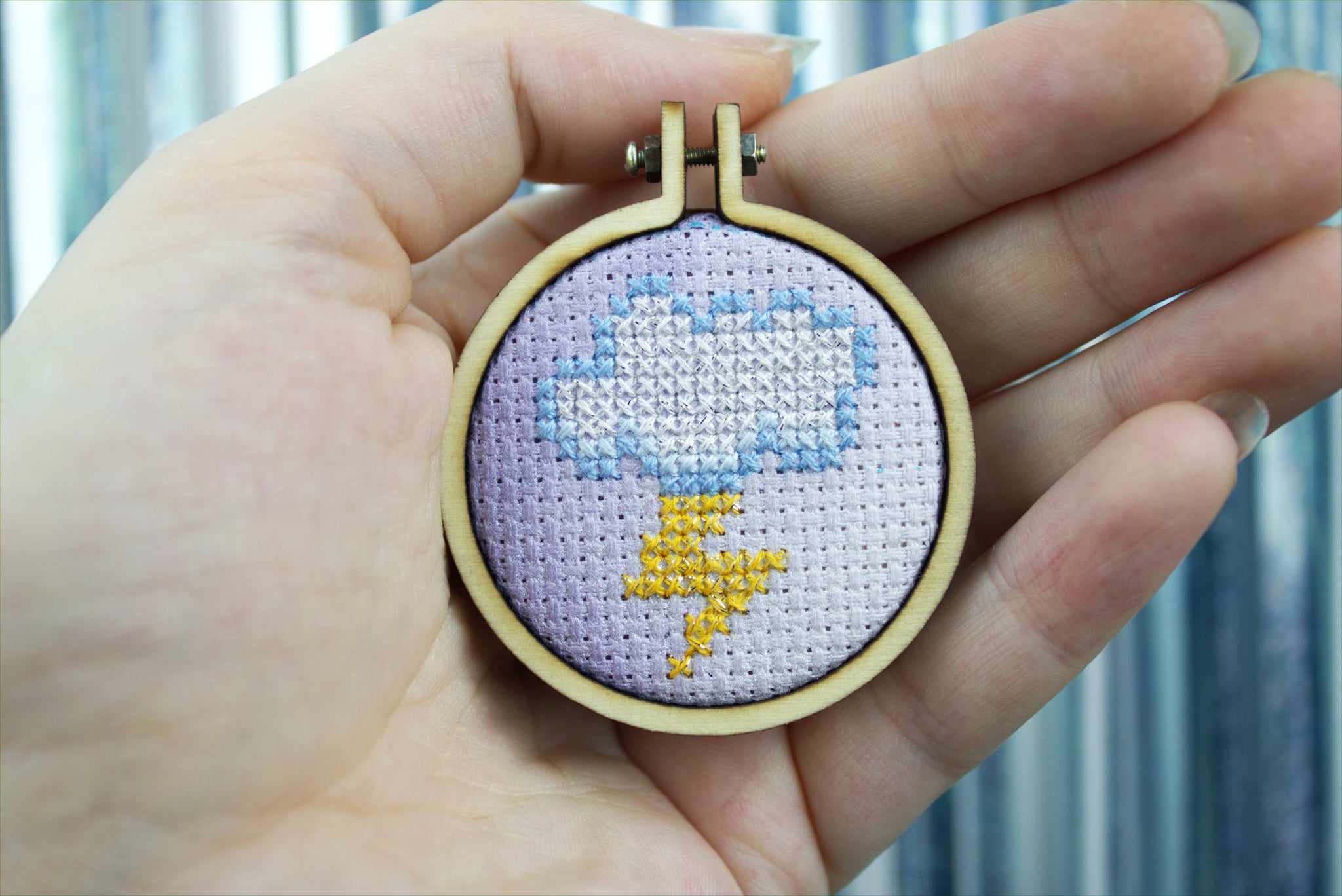 Broderie Point De Croix Artisanale - Violettes, Vaisselle Et Bonbons