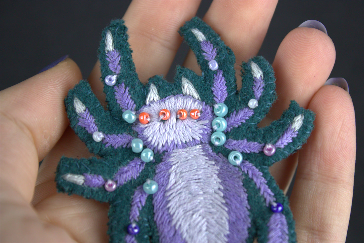 Broderie " L'araignée perlée"